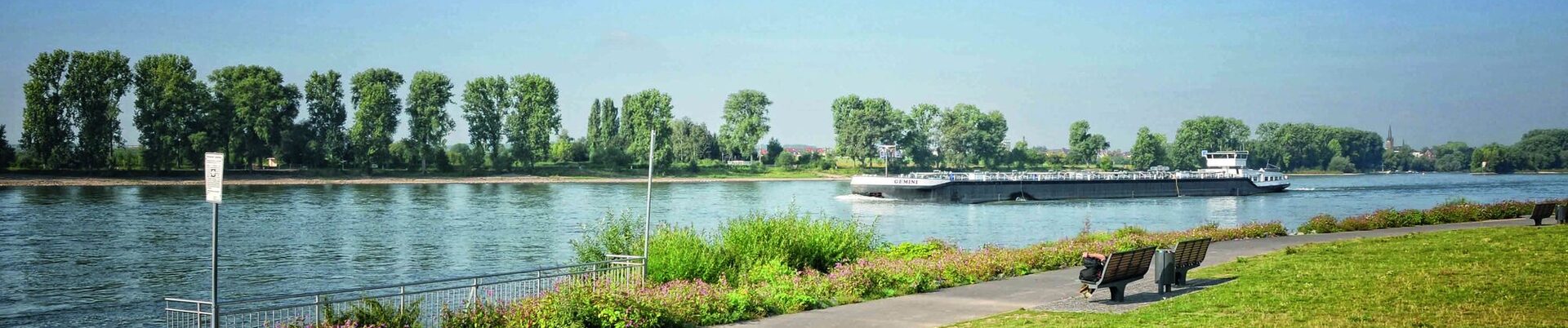 Fußgängerweg am Rhein