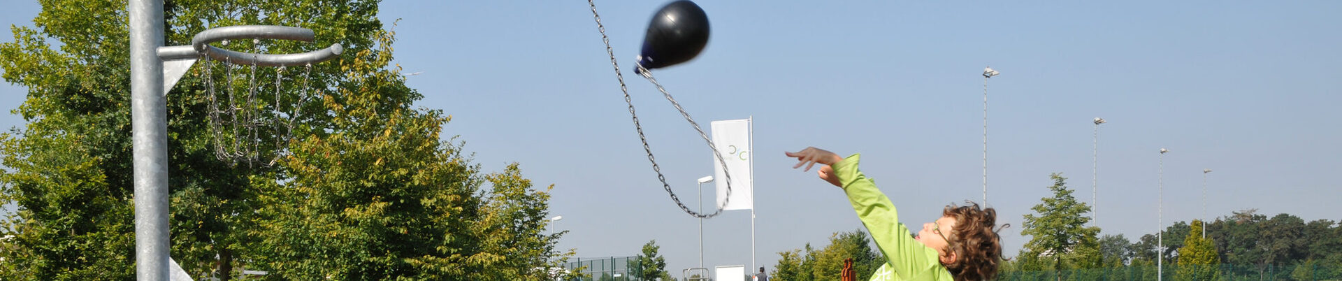 Kind spielt auf dem Parcour.