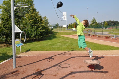 Kind spielt auf dem Parcour.